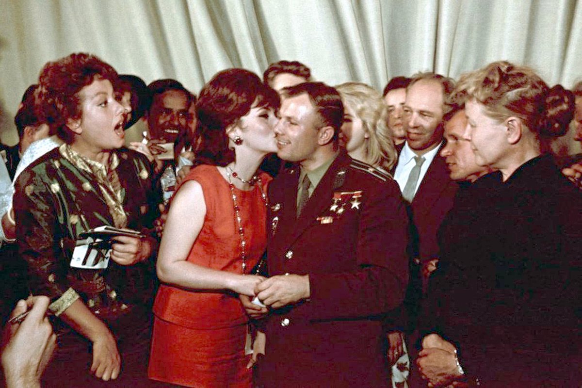 Итальянская актриса Джина Лолобриджида целует Юрия Гагарина во время встречи с участниками II Московского международного кинофестиваля в министерстве культуры СССР, июль 1961 года