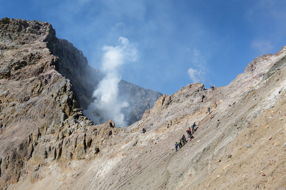 Туристы поднимаются в один из кратеров Мутновского вулкана на Камчатке.