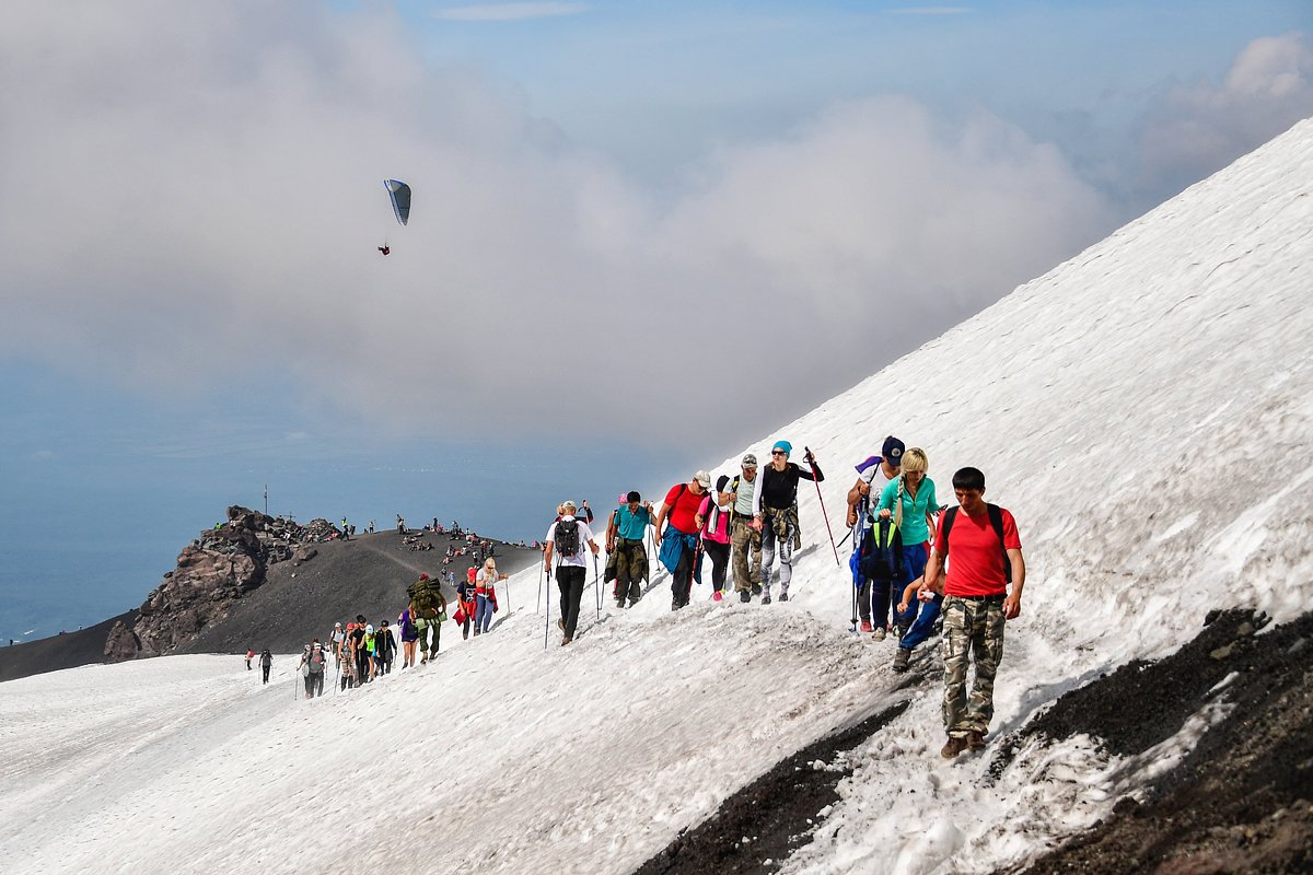 Туристы во время восхождения в рамках празднования Дня вулкана у Авачинской и Козельской сопки