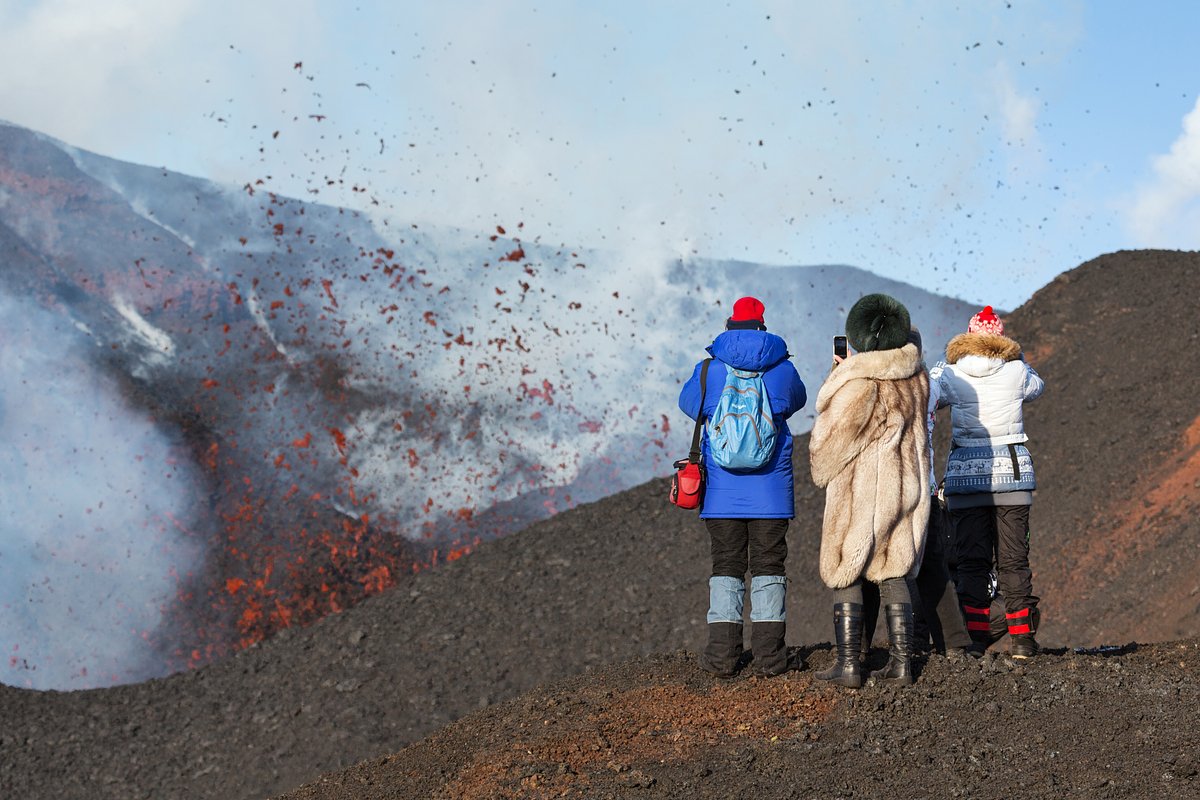 Женщины фотографируют извержение побочного прорыва вулкана Плоский Толбачик на Камчатке