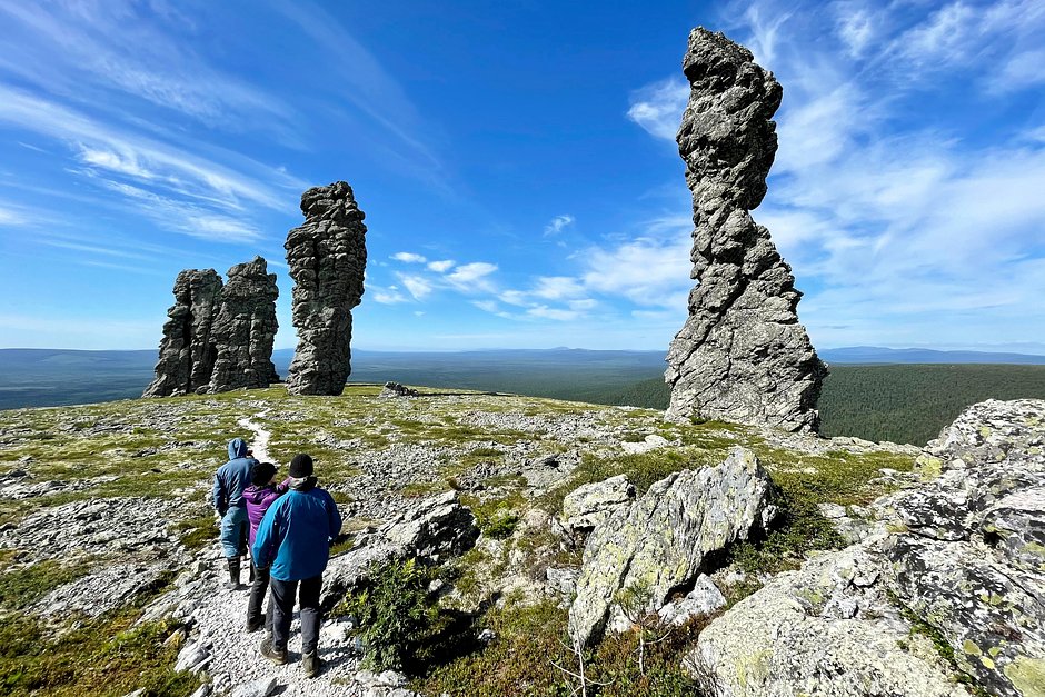 Туристы поднимаются к каменным столбам на горном плато Маньпупунер. Печоро-Илычский заповедник, Северный Урал