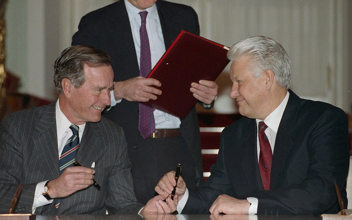 Президент России Борис Ельцин и президент США Джордж Буш (справа налево на первом плане) во время церемонии подписания в Кремле договора о сокращении стратегических наступательных вооружений (СНВ-II), 3 января 1993 года
