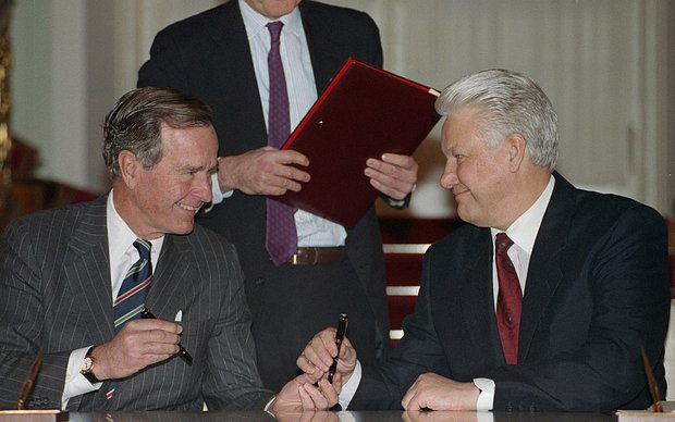 Президент России Борис Ельцин и президент США Джордж Буш (справа налево на первом плане) во время церемонии подписания в Кремле договора о сокращении стратегических наступательных вооружений (СНВ-II), 3 января 1993 года. Фото: Александр Сенцов / ТАСС
