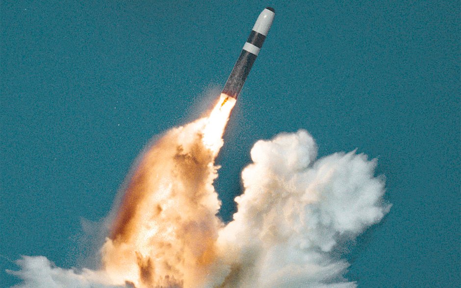 Запуск UGM-133A Trident II (D5), трехступенчатой баллистической ракеты четвертого поколения, предназначенной для запуска с атомных подводных ракетоносцев Военно-морских сил США