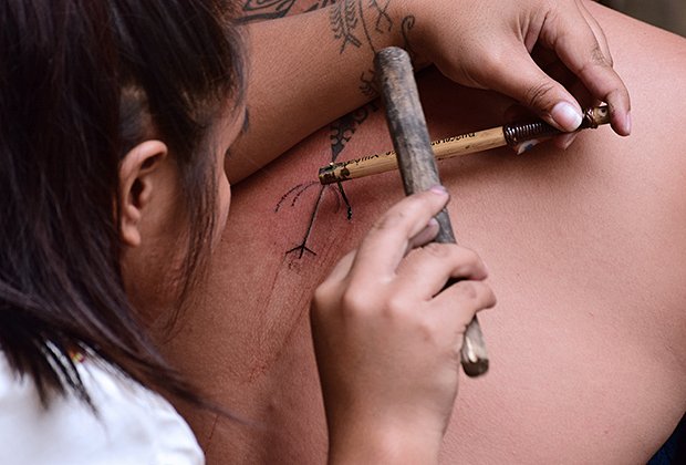 Техника нанесения татуировок мамбабаток. Фото: jpsbracero / Shutterstock / Fotodom