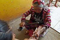 «Буду бить тату, пока не ослепну» 106-летняя татуировщица прославилась на весь мир. Почему все мечтают к ней попасть?