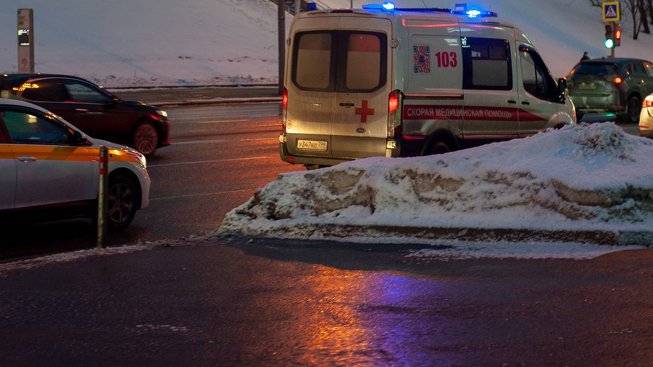 17-летняя россиянка упала с шестого этажа и выжила: Общество: Россия:  Lenta.ru