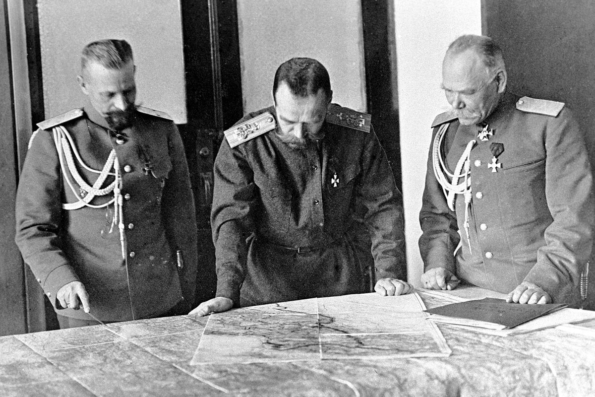 Верховный главнокомандующий Николай II (в центре) обсуждает план боевых действий с генералами Михаилом Алексеевым (справа) и Михаилом Пустовойтенко (слева) в Могилеве
