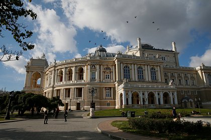 Одесский театр оперы уволил дирижера из-за выступления в театре мужа Нетребко