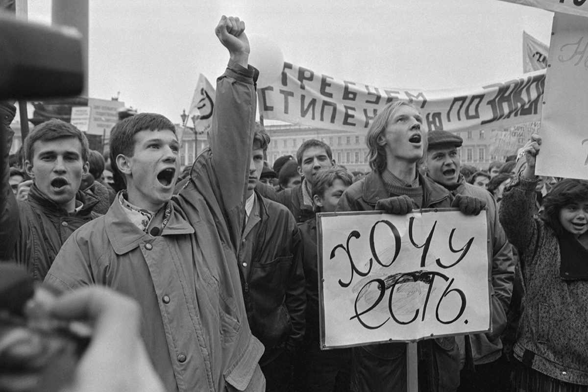 Девчонок били дубинками» 25 лет назад ОМОН жестоко подавил протест студентов  на родине Ельцина. Как это изменило Россию?: Политика: Россия: Lenta.ru