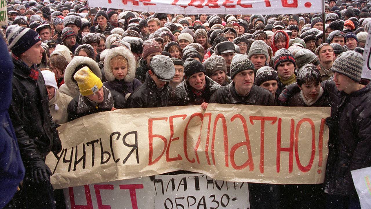 Девчонок били дубинками» 25 лет назад ОМОН жестоко подавил протест  студентов на родине Ельцина. Как это изменило Россию?: Политика: Россия:  Lenta.ru