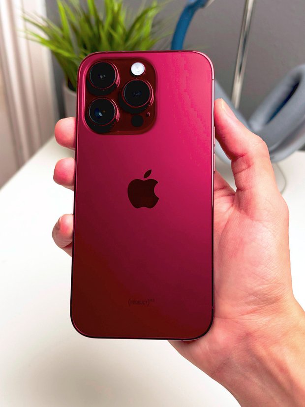 Рендер, демонстрирующий, как может выглядеть iPhone 15 Pro в красном цвете