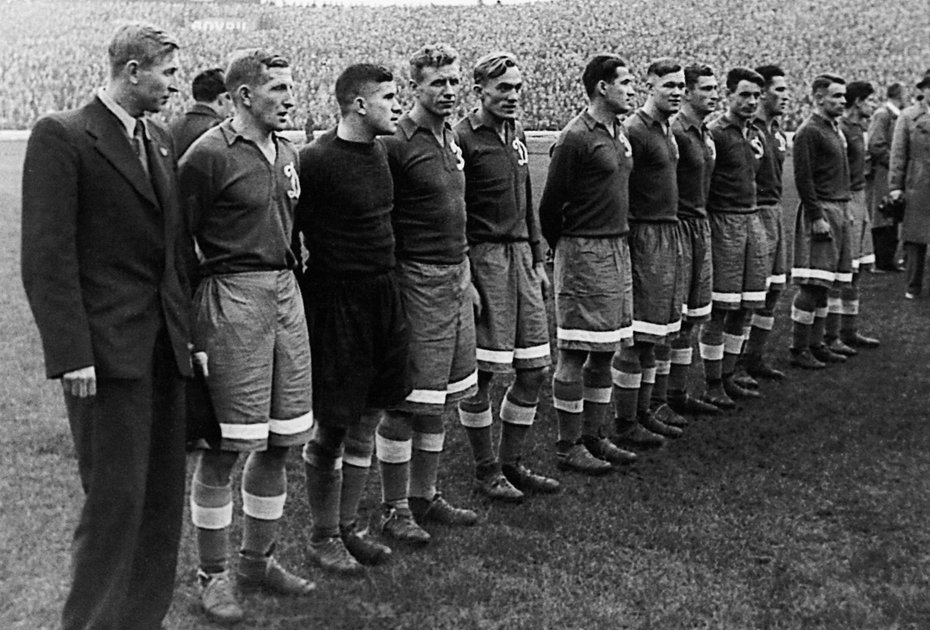 Футболисты «Динамо» перед матчем с «Челси», 13 ноября 1945 года