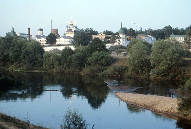 Вид на Свято-Введенский монастырь Оптина пустынь на берегу реки Жиздры. Фото: Юрий Кавер / РИА Новости