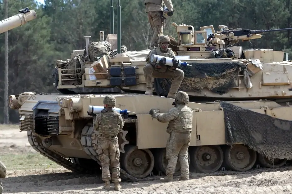 Загрузка снарядов M829 в танк M1A1 Abrams