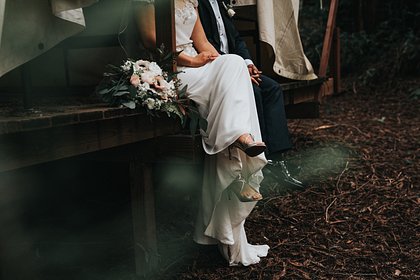 Гостья пришла на свадьбу в белом платье и вывела из себя невесту