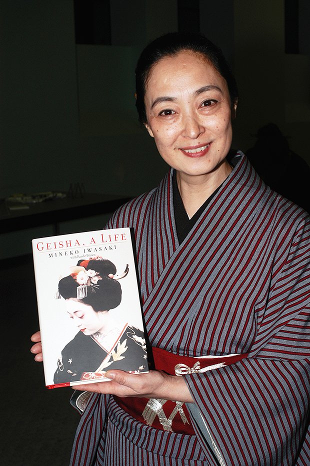Минэко Ивасаки держит в руках свои мемуары