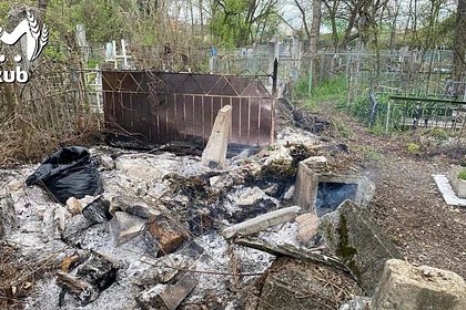 Директор российского кладбища сжег мусор на могилах