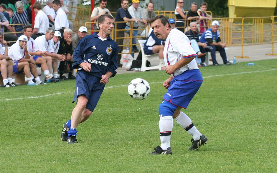 Александр Козловских (справа) в ветеранском матче против киевского «Динамо», 2005 год