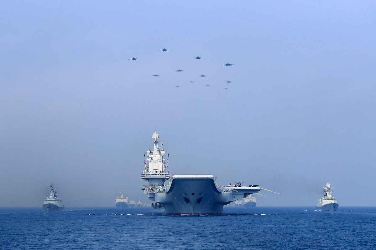 Боевые корабли и истребители Военно-морских сил Народно-освободительной армии Китая принимают участие в демонстрации в Южно-Китайском море, 12 апреля 2018 года