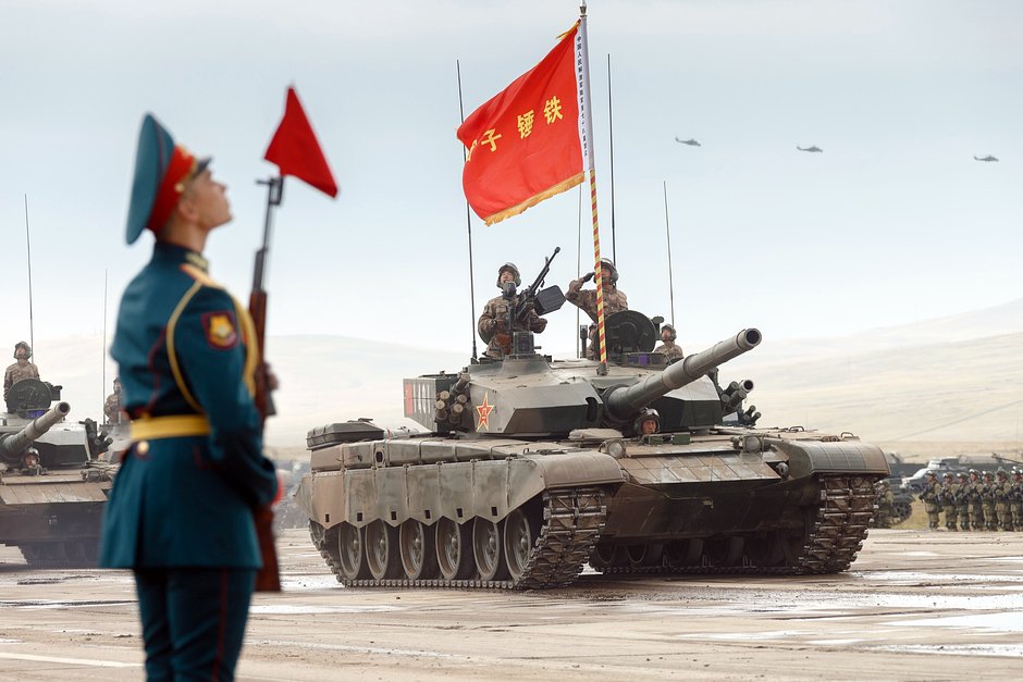 Военнослужащие Народно-освободительной армии Китая на основном боевом танке Type 99 (ZTZ-99) на забайкальском полигоне Цугол, где проходит основной этап военных маневров российских и китайских подразделений 