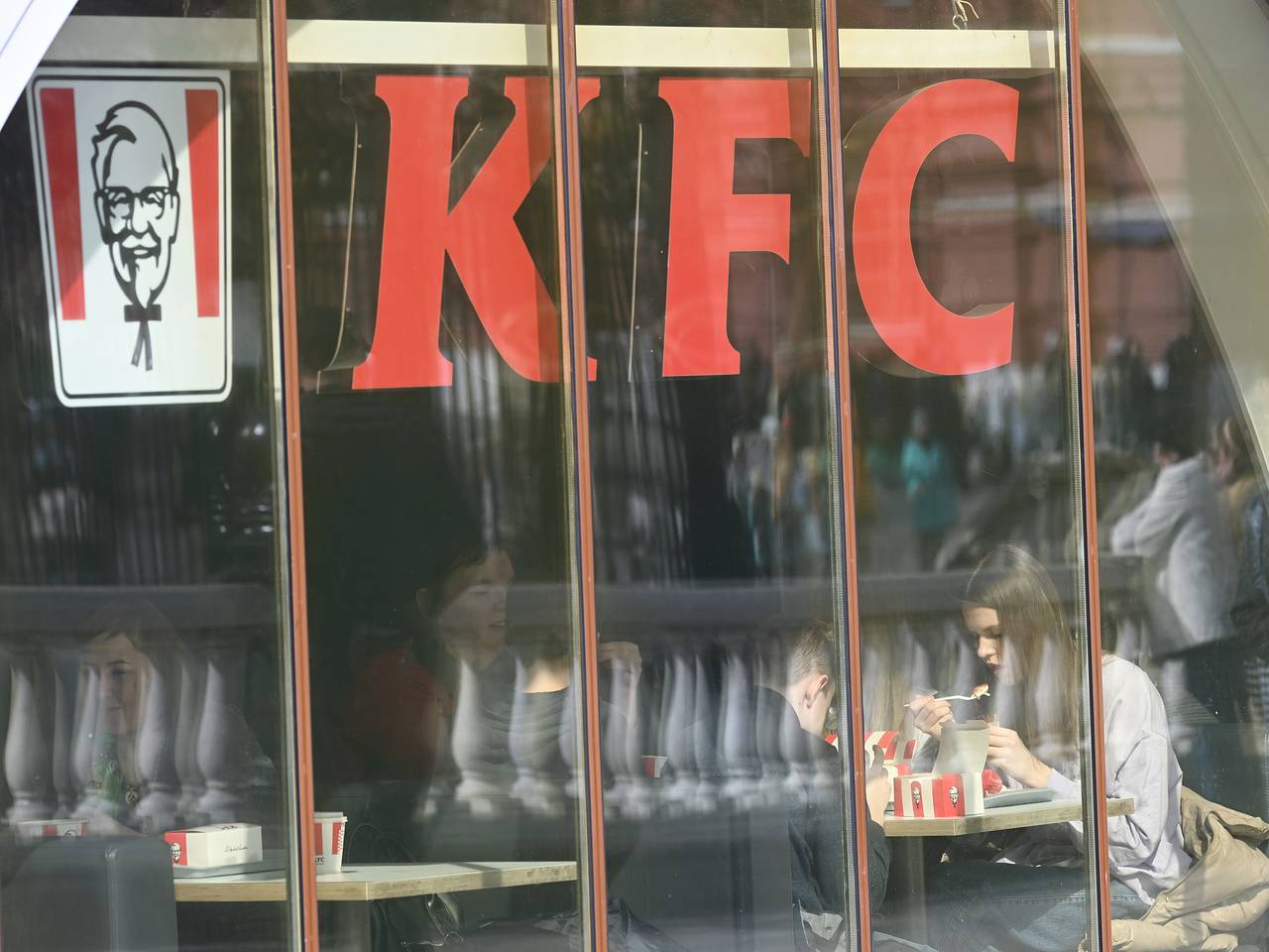 Компания-владелец KFC ушла с российского рынка: Бизнес: Экономика: Lenta.ru