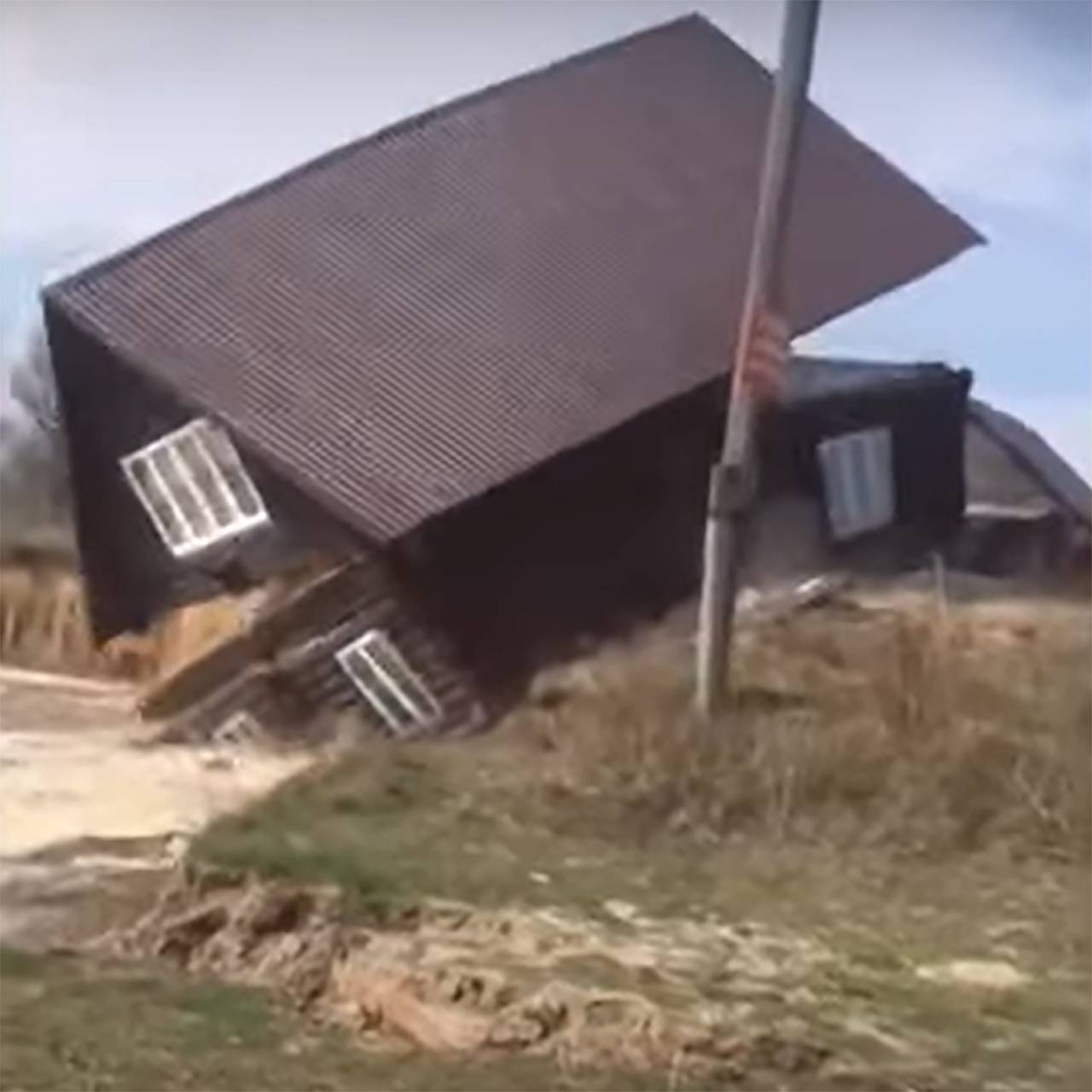 Видео дом плывет. Дом у реки. Дом, который уплыл. Дом плывет по реке наводнение. Дом упал в реку.