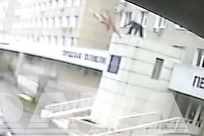Дворник сорвал флаг России с поликлиники, пытался его сжечь и попал на видео
