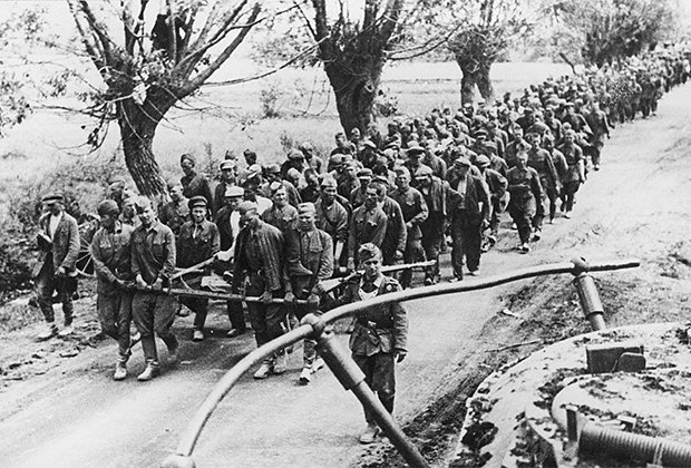 Солдаты немецкой военной полиции охраняют колонну советских военнопленных, захваченных в ходе операции «Барбаросса»