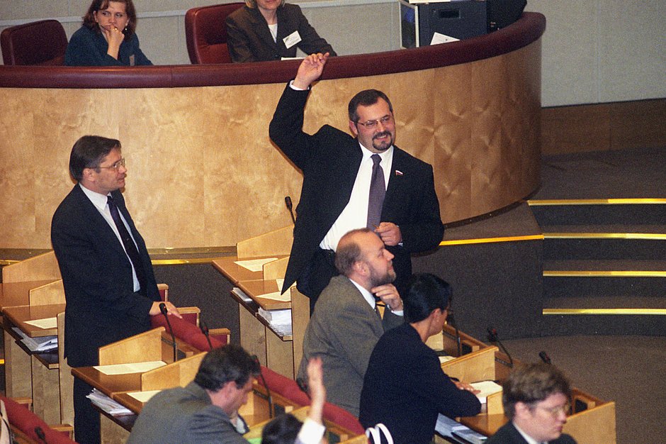 Госдума, июнь 2000 года. Депутат Борис Надеждин — в центре