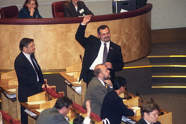 Госдума, июнь 2000 года. Депутат Борис Надеждин — в центре. Фото: Владимир Федоренко / РИА Новости