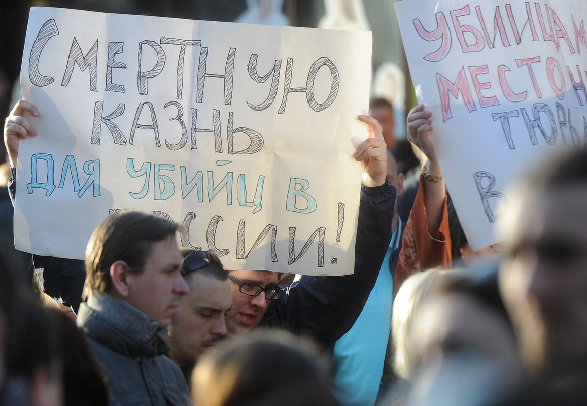 Акция памяти жертв массового убийства на Народном бульваре в Белгороде, устроенного Сергеем Помазуном, 2013 год
