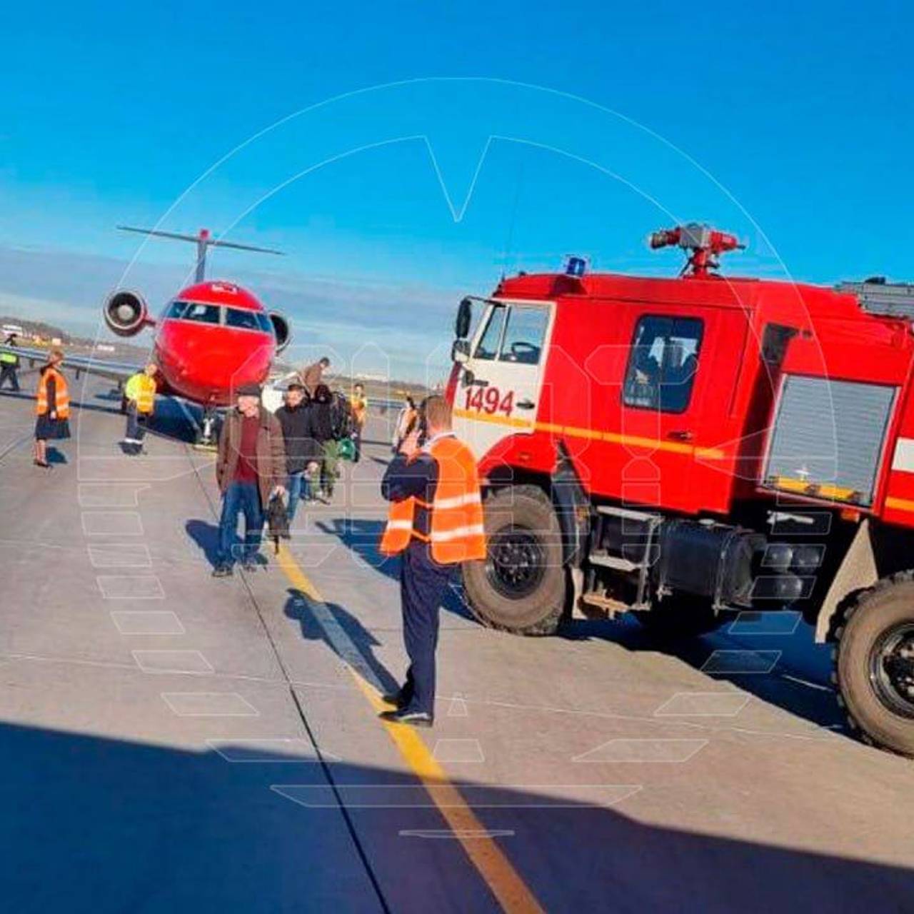 В аэропорту Пулково объявили тревогу из-за протечки топлива из самолета:  Россия: Путешествия: Lenta.ru