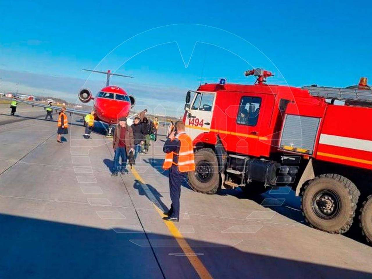 В аэропорту Пулково объявили тревогу из-за протечки топлива из самолета:  Россия: Путешествия: Lenta.ru