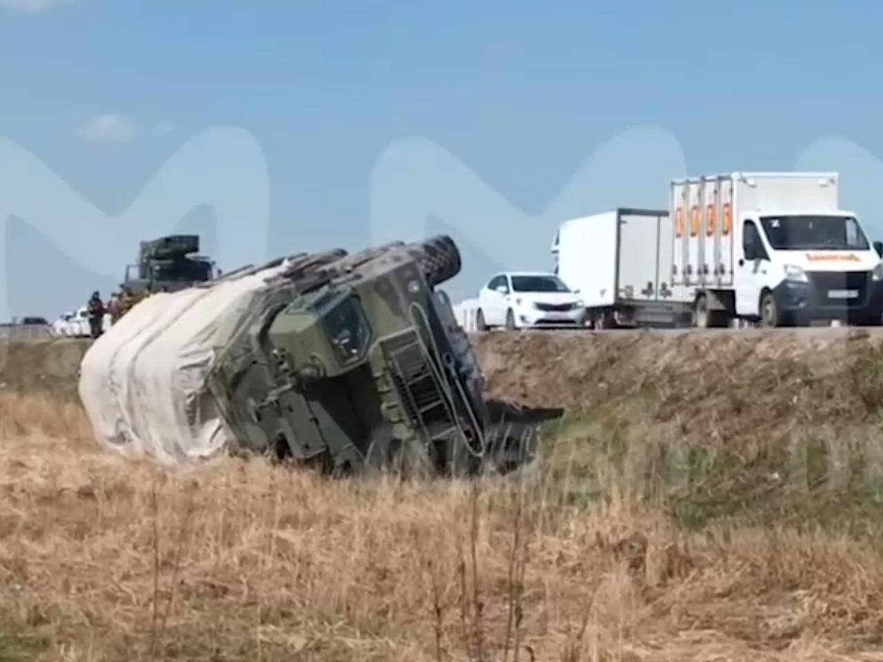 Ракетный комплекс С-400 вылетел в кювет и перевернулся на российской  трассе: Происшествия: Россия: Lenta.ru