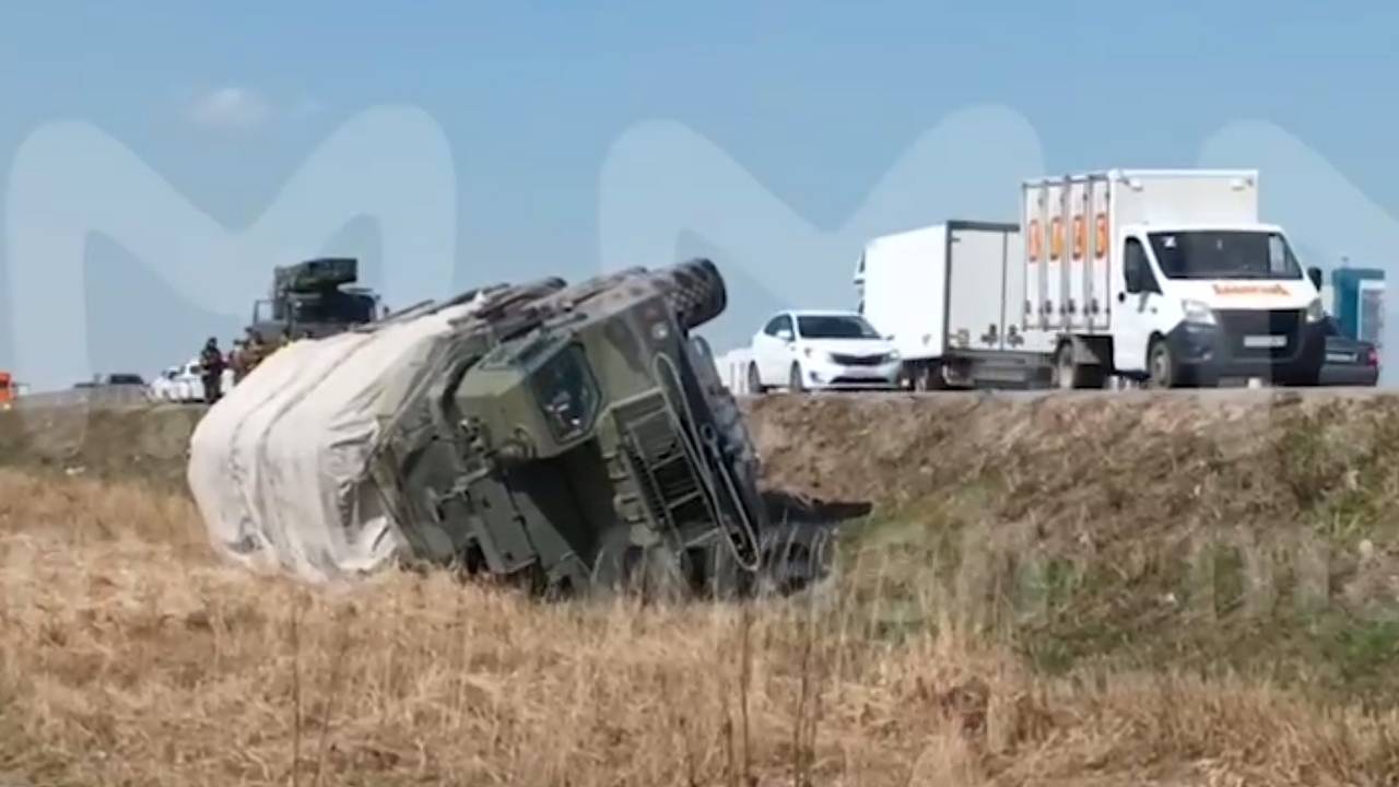 Ракетный комплекс С-400 вылетел в кювет и перевернулся на российской  трассе: Происшествия: Россия: Lenta.ru