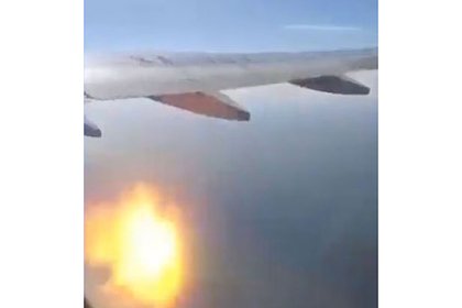 Вырывающееся из отказавшего двигателя самолета пламя попало на видео