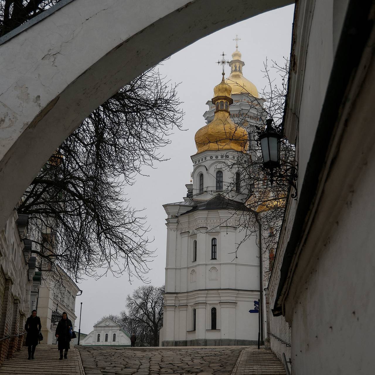 Священников УПЦ закрыли в храме в Киево-Печерской лавре: Украина: Бывший  СССР: Lenta.ru