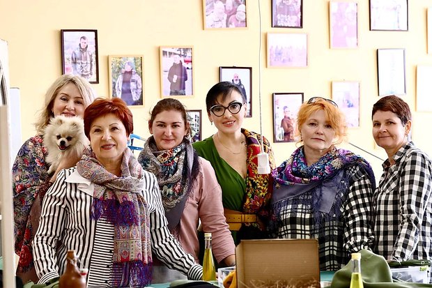 Лариса Берлизова, основательница ателье «LW Тактик», и ее команда волонтеров. Фото: Telegram-канал «LW Тактик® ( Пошив качественной военной одежды )»
