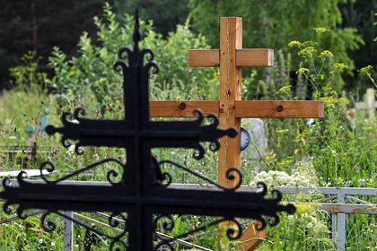 Кладбище в российском городе затопило из-за прорыва трубы