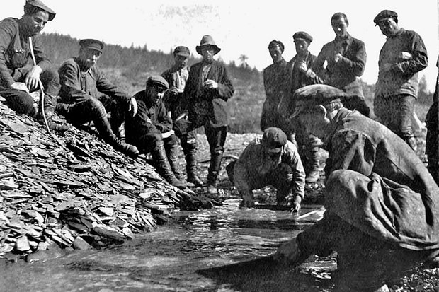 Лотошная промывка на реке Утиная. Фото: Из архива Ивана Паникарова / ИД «Магаданская правда»