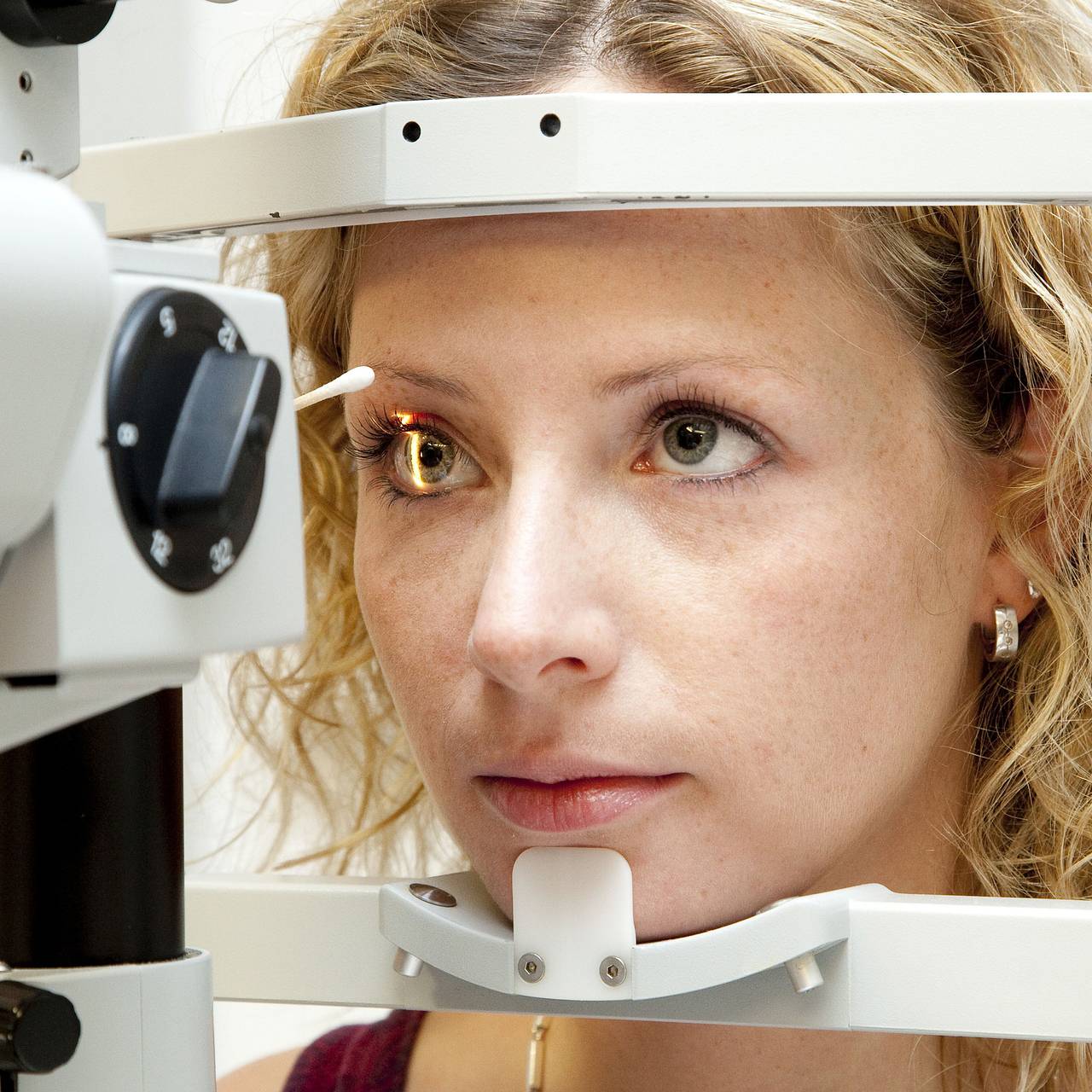 Нервный тик (дергается глаз) - причины, симптомы, лечение подергивания века