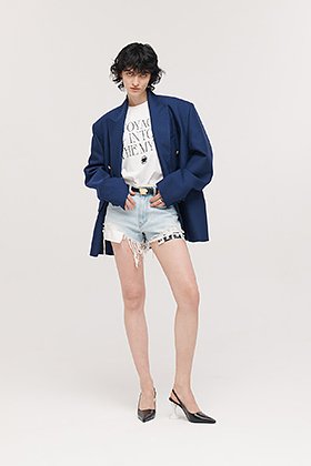 Девушка-преппи на корейский лад: джинсовые шорты, футболка с принтом и жакет оверсайз