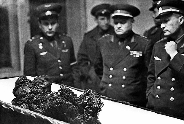 Останки Владимира Комарова в морге госпиталя имени Н. Н. Бурденко, 25 апреля 1967 года 
