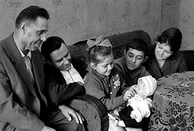 Владимир Комаров (второй слева), его супруга Валентина Яковлевна, их дети Ирина, Евгений и отец В. М. Комарова Михаил Яковлевич (слева), 1964 год