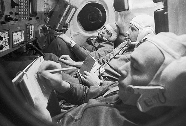 Экипаж космического корабля "Союз-11": (слева направо) Владислав Волков, Георгий Добровольский и Виктор Пацаев во время предстартовой тренировки, 1971 год