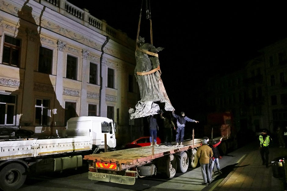 Снос памятника императрице Екатерине Великой в центре Одессы, 29 декабря 2022 года