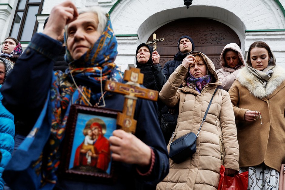 Верующие УПЦ, обвиняемые в связях с Россией, молятся, блокируя вход в церковь на территории монастыря Киево-Печерской лавры, 31 марта 2023 года