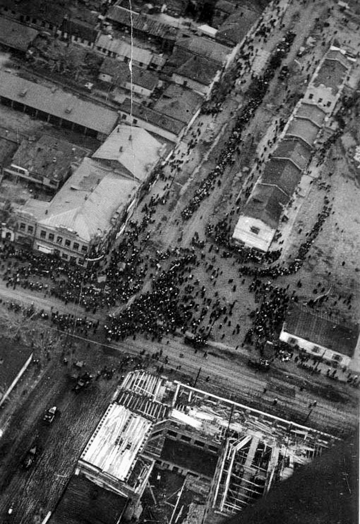 Демонстрация в городе Шахты, фотография с самолета. Середина 1920-х годов