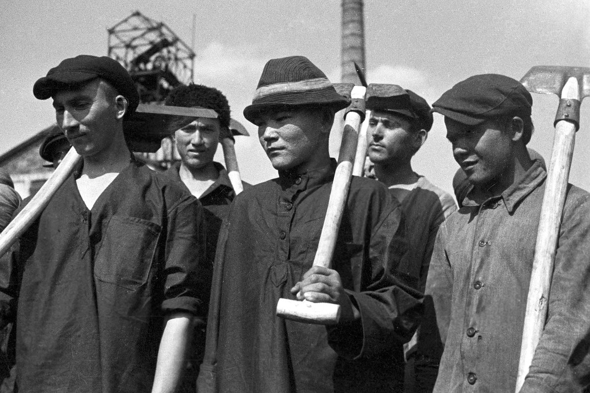Молодые рабочие готовятся впервые спуститься в забой шахты. Горловка, Украинская ССР, не позднее 1930 года